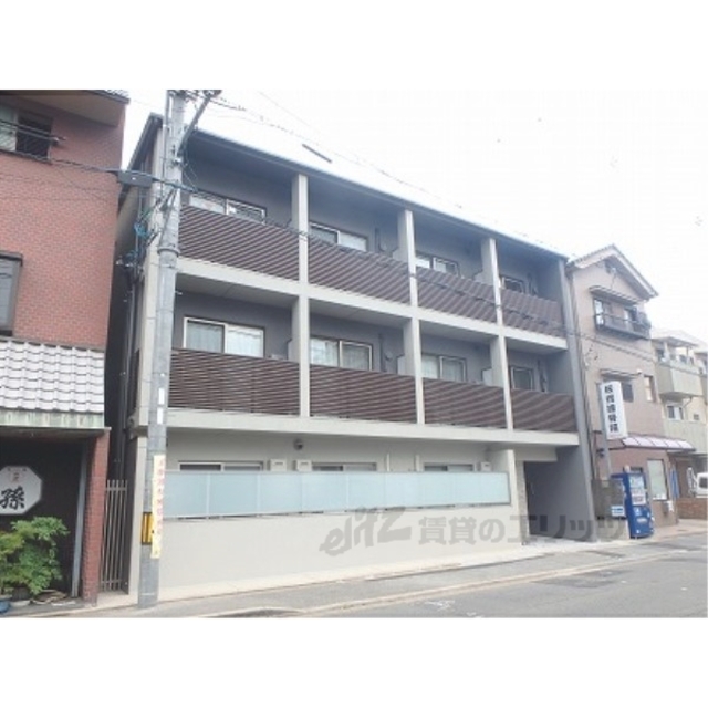 円町駅より徒歩3分 築6年8ヶ月 3階建の賃貸物件