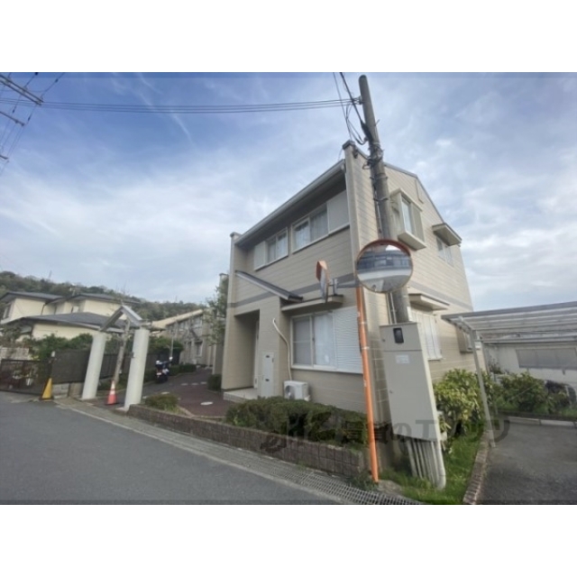 東生駒駅よりバス6分 徒歩1分 築36年2ヶ月 2階建の賃貸物件