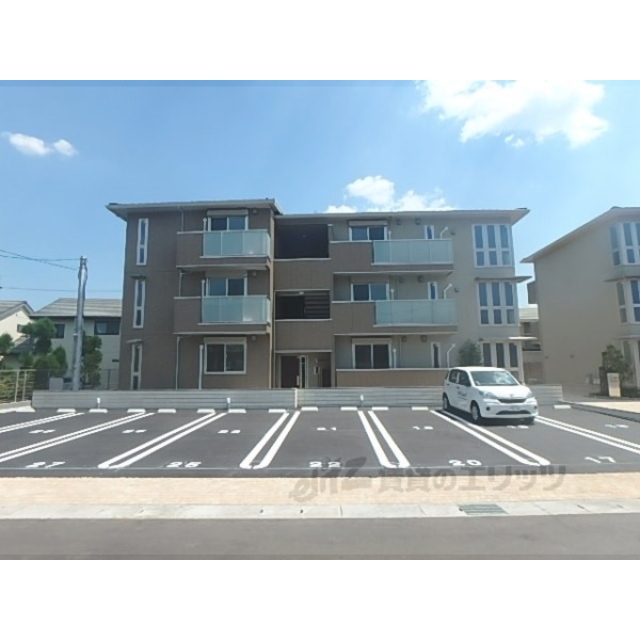 嵯峨嵐山駅より徒歩13分 築3年4ヶ月 3階建の賃貸物件