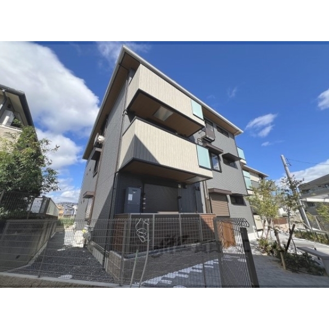 六地蔵駅より徒歩6分 新築 3階建の賃貸物件