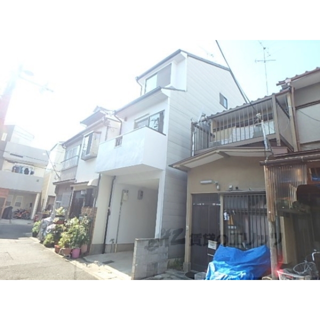 太秦駅より徒歩10分 築31年8ヶ月 3階建の賃貸物件