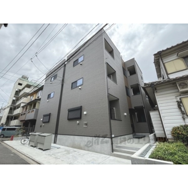 伏見稲荷駅より徒歩4分 築1年5ヶ月 3階建の賃貸物件