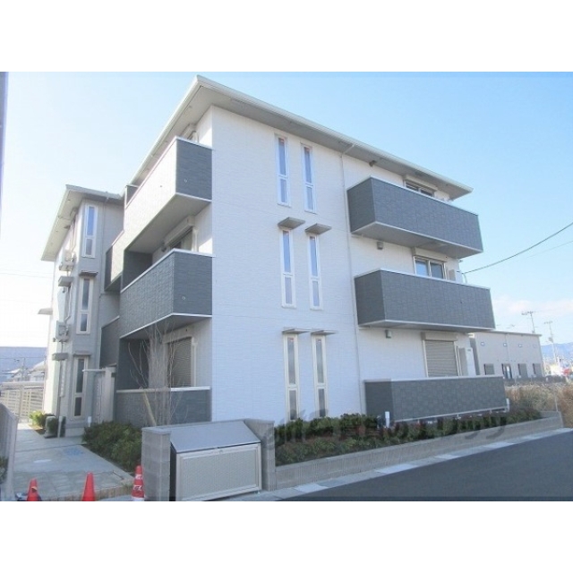 亀岡駅より徒歩2分 築1年9ヶ月 3階建の賃貸物件