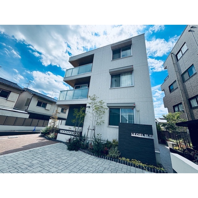 高槻市駅より徒歩20分 築3年 3階建の賃貸物件