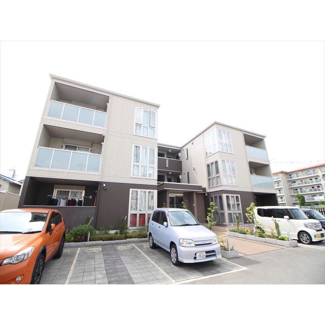 高槻市駅より徒歩17分 築7年8ヶ月 3階建の賃貸物件