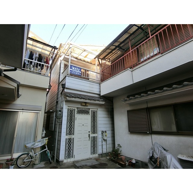 六地蔵駅より徒歩10分 築38年7ヶ月 2階建の賃貸物件