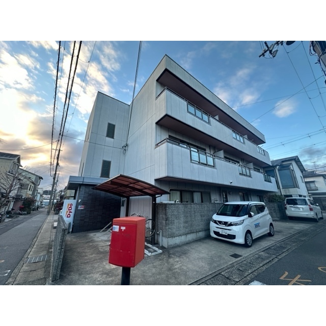 石田駅より徒歩3分 築27年8ヶ月 3階建の賃貸物件