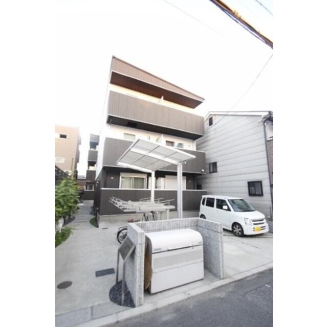 七道駅より徒歩8分 築8年8ヶ月 3階建の賃貸物件