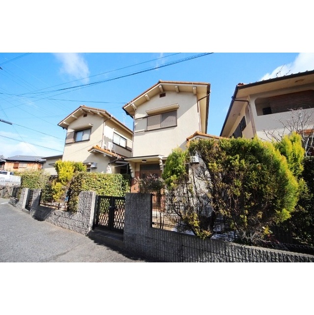 生駒駅より徒歩10分 築27年2ヶ月 2階建の賃貸物件