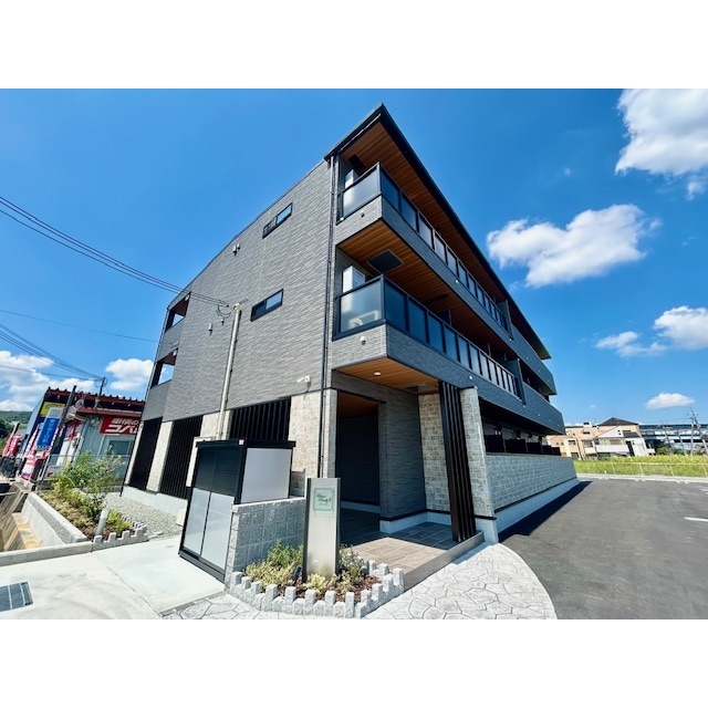 志都美駅より徒歩5分 築1年3ヶ月 3階建の賃貸物件