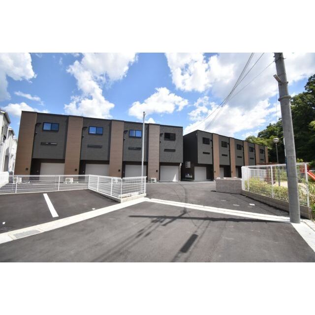 豊川駅より徒歩13分 築2年4ヶ月 2階建の賃貸物件