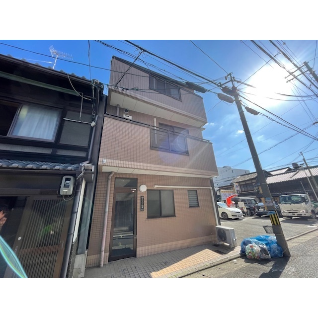 七条駅より徒歩4分 築31年2ヶ月 3階建の賃貸物件