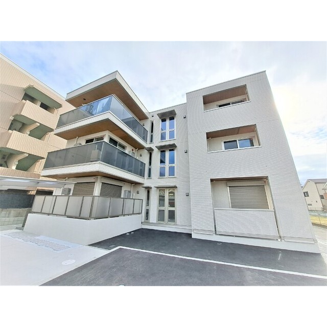 茨木市駅より徒歩12分 築1年10ヶ月 3階建の賃貸物件