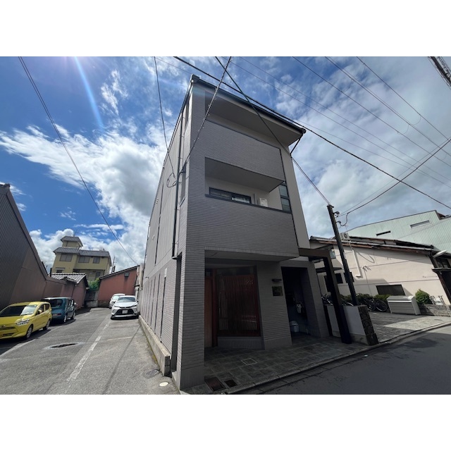 今出川駅より徒歩18分 築23年8ヶ月 3階建の賃貸物件