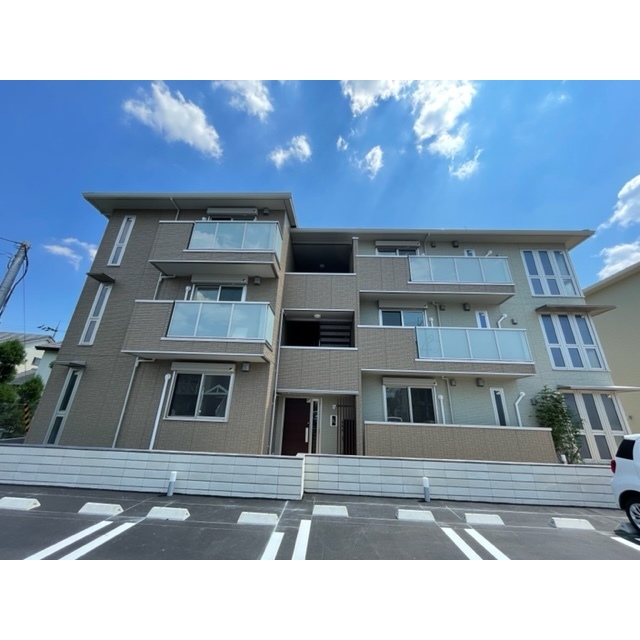 鹿王院駅より徒歩15分 築3年5ヶ月 3階建の賃貸物件