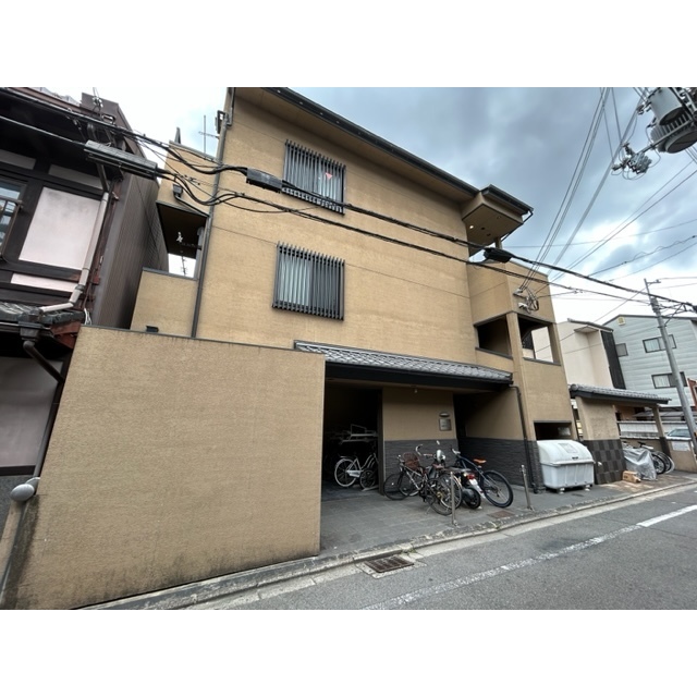 大宮駅より徒歩3分 築17年11ヶ月 3階建の賃貸物件