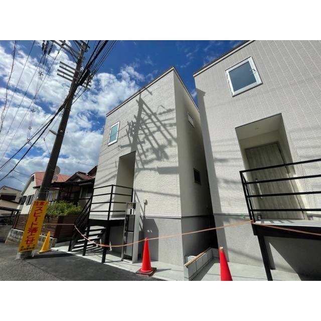 高槻駅より徒歩19分 築2年1ヶ月 2階建の賃貸物件