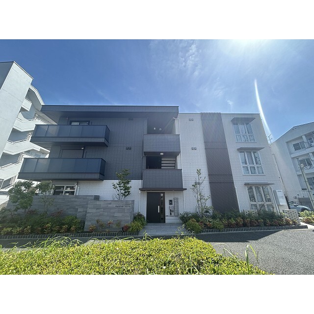 枚方市駅よりバス11分 徒歩1分 築2年9ヶ月 3階建の賃貸物件