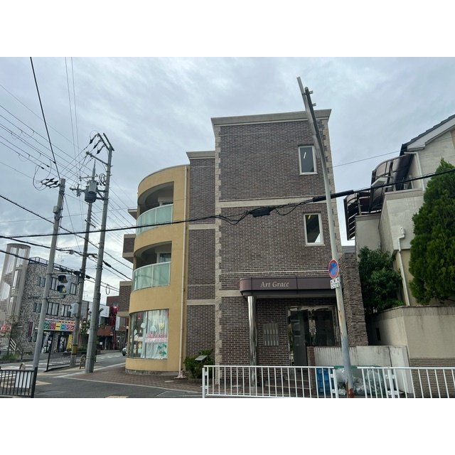 枚方市駅よりバス6分 徒歩1分 築14年5ヶ月 3階建の賃貸物件