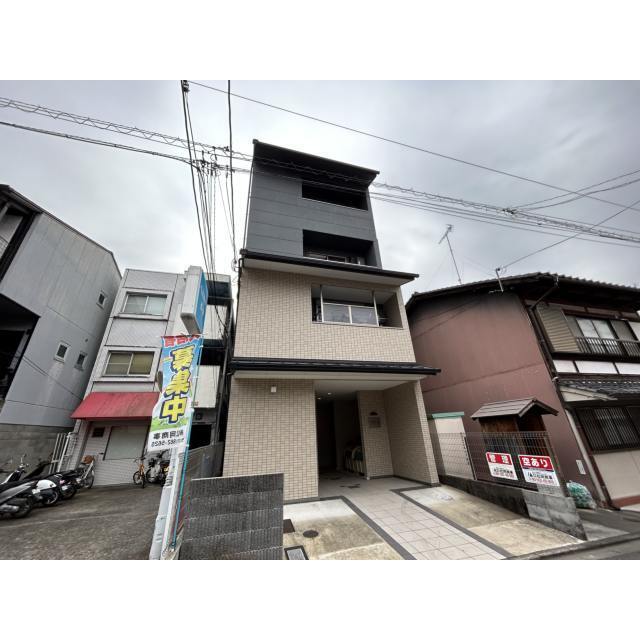 二条駅よりバス5分 徒歩6分 築7年10ヶ月 4階建の賃貸物件