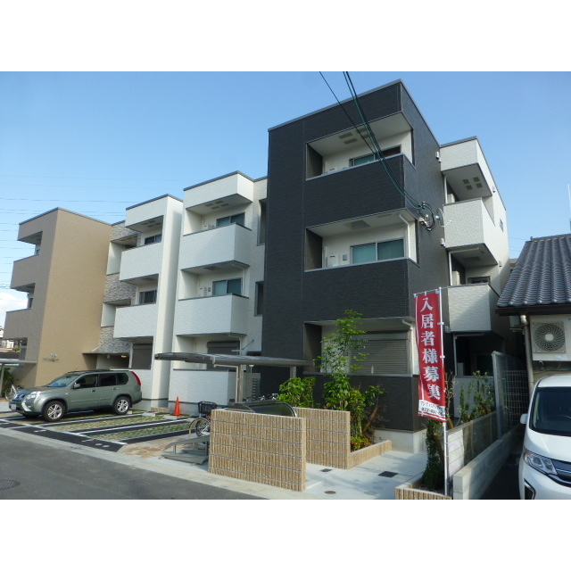 百舌鳥駅より徒歩5分 築8年7ヶ月 3階建の賃貸物件