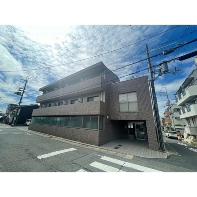 東野駅より徒歩3分 築23年7ヶ月 3階建の賃貸物件