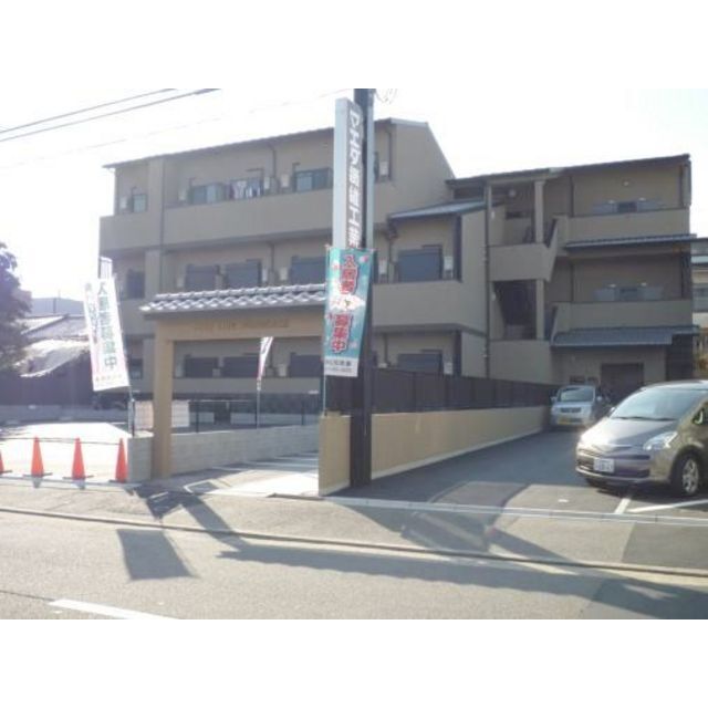 今出川駅より徒歩15分 築16年 3階建の賃貸物件