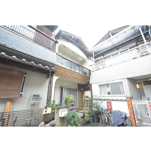 天下茶屋駅より徒歩11分 築50年 2階建の賃貸物件