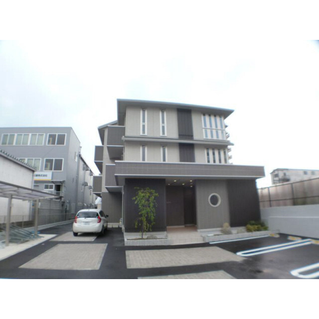 西京極駅より徒歩13分 築9年5ヶ月 3階建の賃貸物件