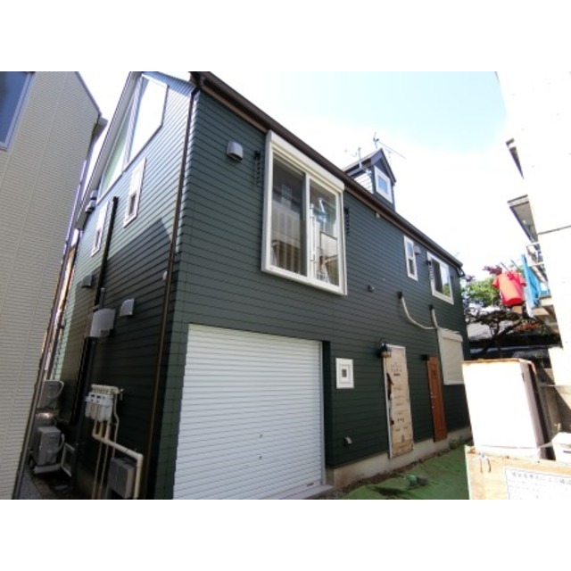 三鷹駅より徒歩10分 築8年6ヶ月 2階建の賃貸物件