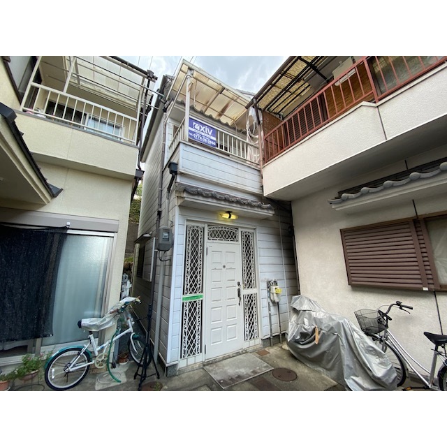 六地蔵駅より徒歩10分 築38年7ヶ月 2階建の賃貸物件