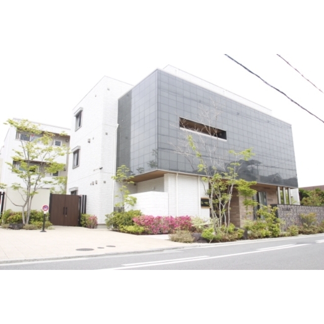 堺東駅より徒歩6分 築8年8ヶ月 3階建の賃貸物件