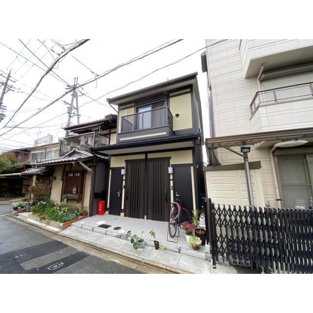 伏見稲荷駅より徒歩3分 築3年9ヶ月 2階建の賃貸物件