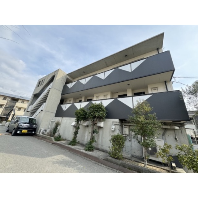 箕面萱野駅より徒歩14分 築30年8ヶ月 3階建の賃貸物件