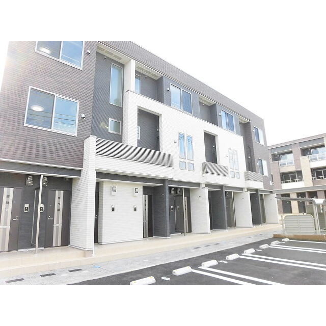 伊川谷駅よりバス5分 徒歩9分 築9年 3階建の賃貸物件